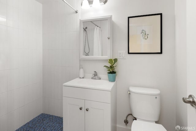 bathroom with a shower with curtain, vanity, and toilet