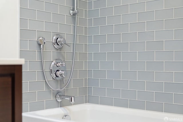 bathroom featuring tiled shower / bath combo