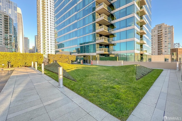 401 Harrison St Unit 48C, San Francisco, CA 94105 - view of home's community with a lawn and a city view