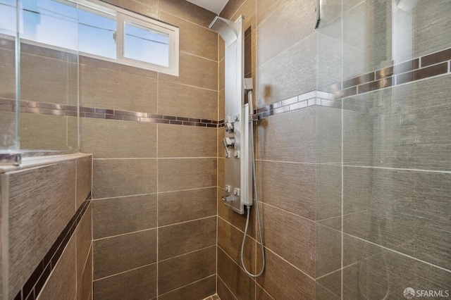 bathroom featuring tiled shower