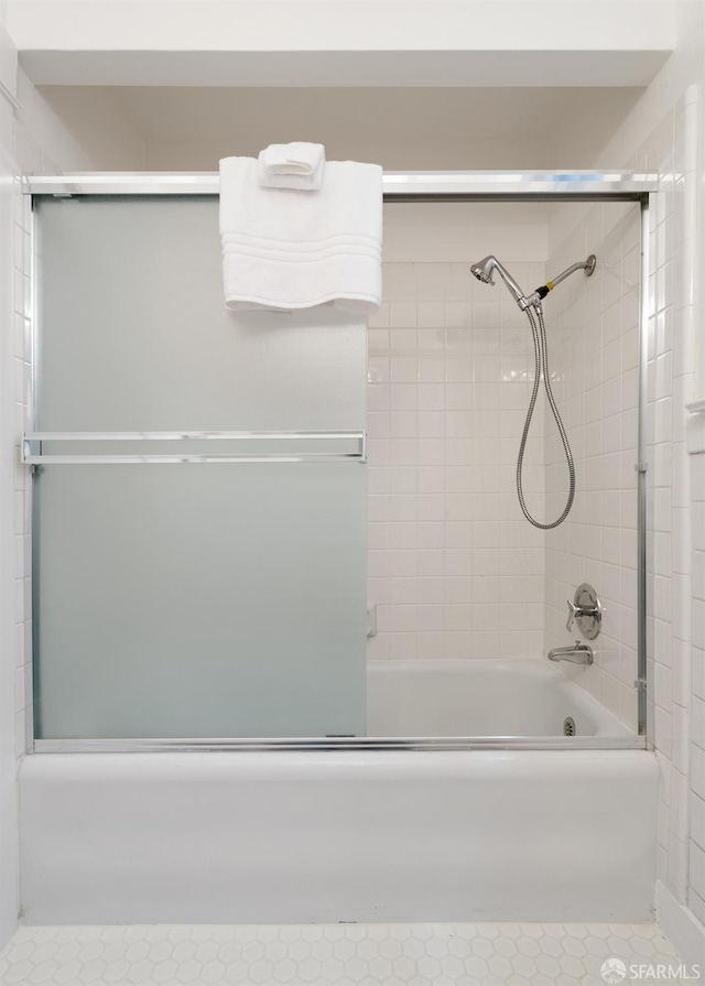 bathroom with tiled shower / bath combo