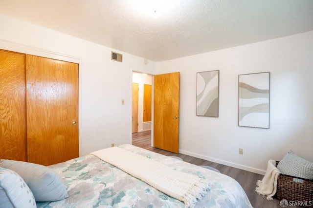 4301 Hillview Dr, Pittsburg, CA 94565 - bedroom featuring baseboards, wood finished floors, visible vents, and a closet