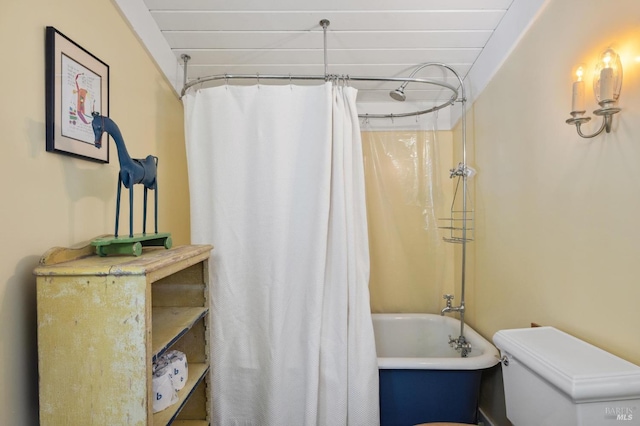 full bathroom featuring shower / bath combo with shower curtain and toilet