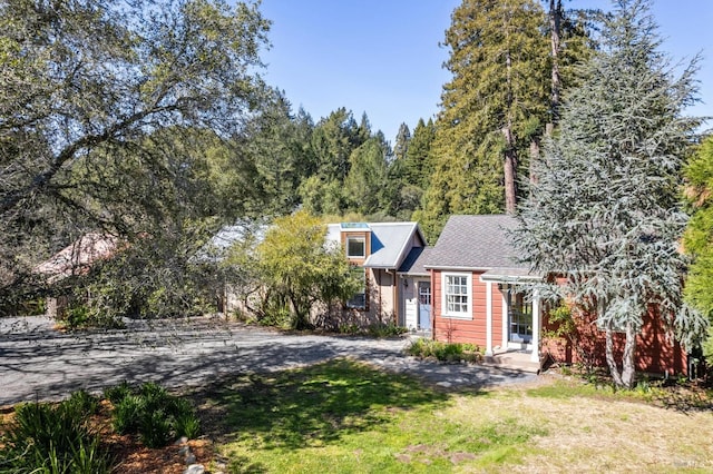 view of front facade featuring a front yard