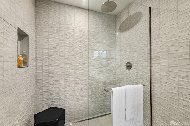 bathroom featuring tiled shower