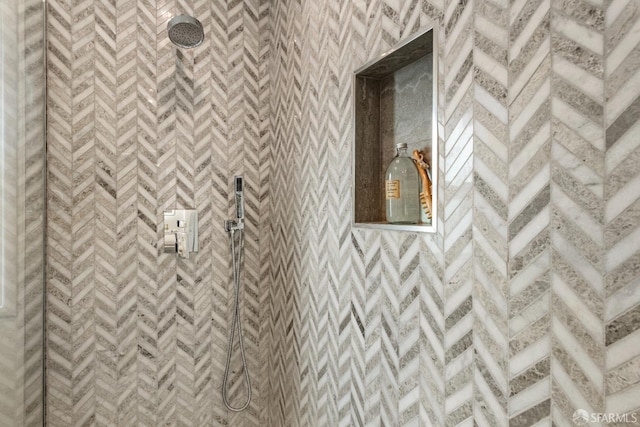 bathroom featuring tiled shower