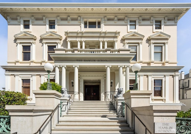 view of front of property featuring a balcony