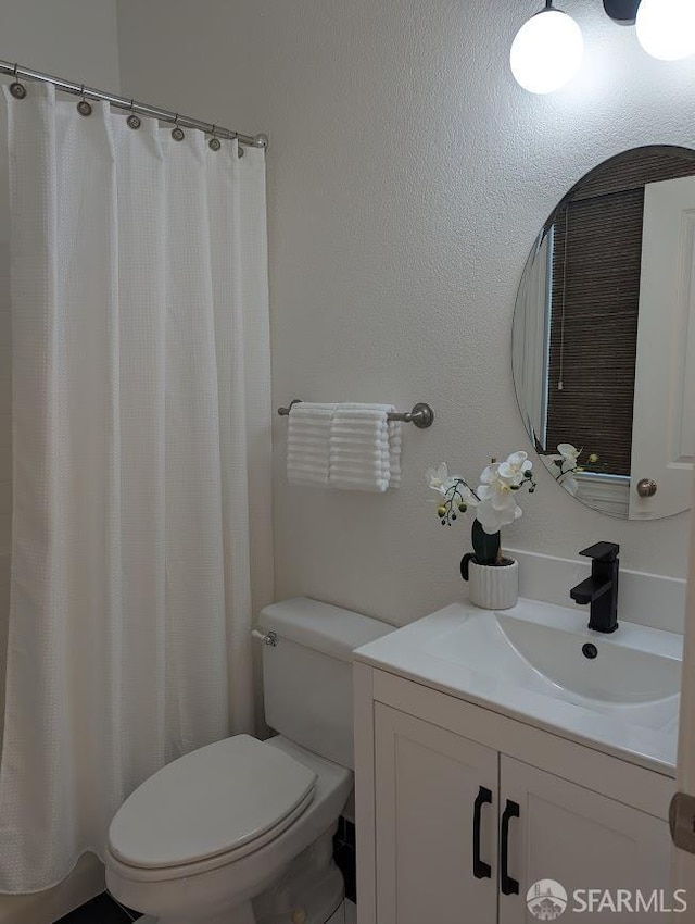 192 Ridgeway Ave, Oakland, CA 94611 - bathroom with vanity and a shower with shower curtain
