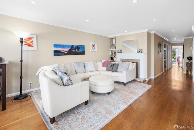 living area with recessed lighting, baseboards, crown molding, and hardwood / wood-style floors