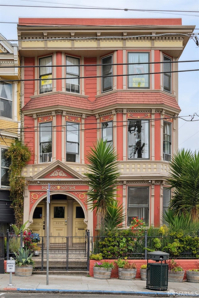 italianate home featuring cooling unit