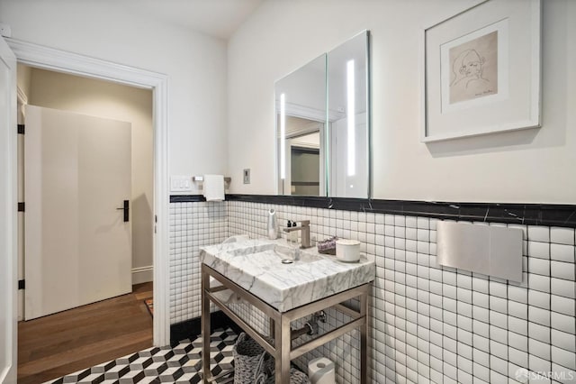 bathroom featuring tile walls