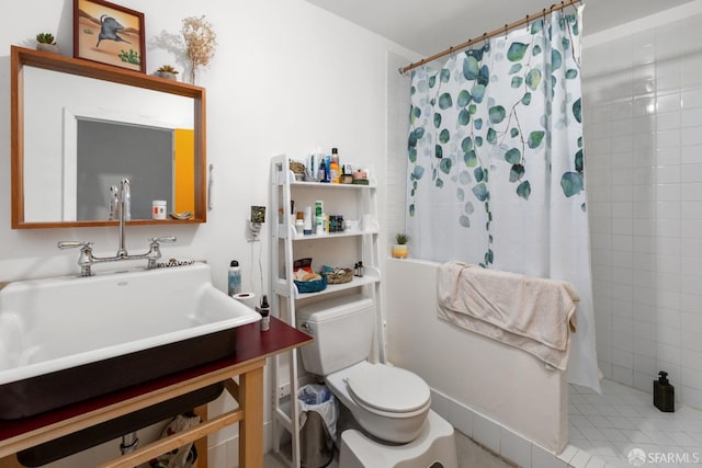 bathroom with a shower with curtain, toilet, and sink