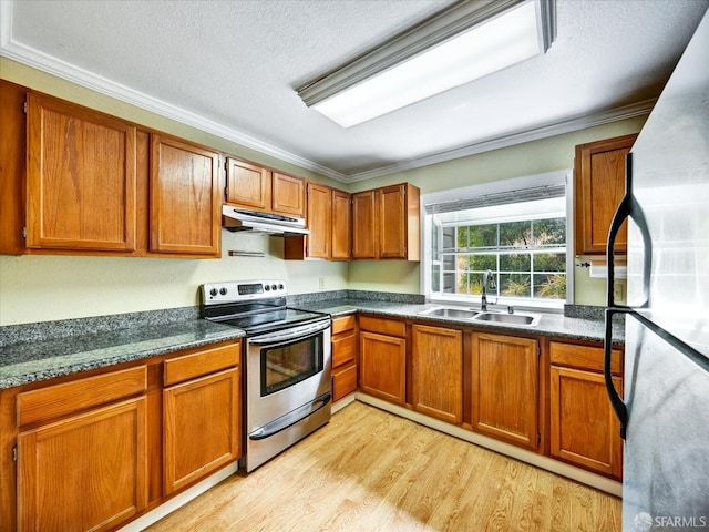 605 Canyon Oaks Dr Unit B, Oakland, CA 94605 - kitchen with stainless steel electric stove, freestanding refrigerator, under cabinet range hood, light wood-style floors, and crown molding