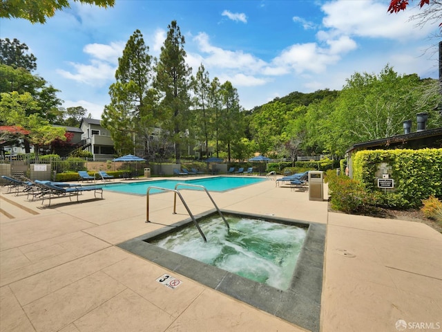 605 Canyon Oaks Dr Unit B, Oakland, CA 94605 - community pool with a hot tub and a patio area