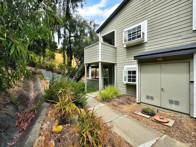605 Canyon Oaks Dr Unit B, Oakland, CA 94605 - property entrance featuring a balcony