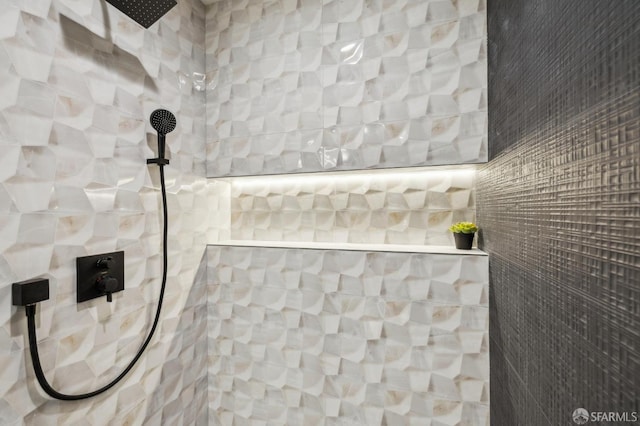 room details featuring a tile shower