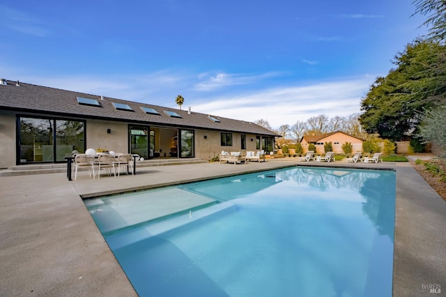 view of swimming pool featuring an outdoor hangout area and a patio area