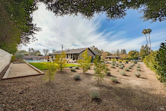 view of yard featuring a pool