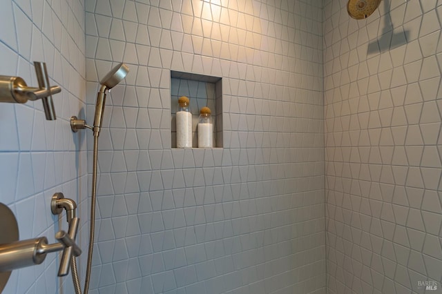 bathroom featuring a tile shower