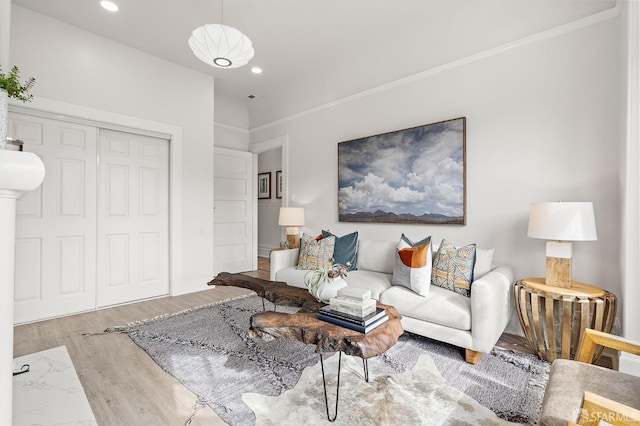 living room featuring recessed lighting, crown molding, and wood finished floors
