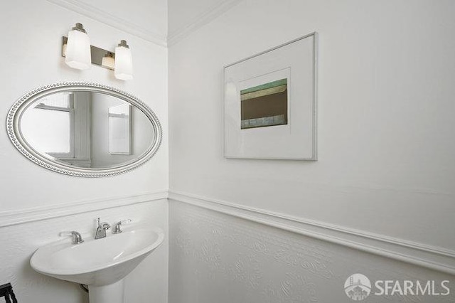 bathroom featuring a sink