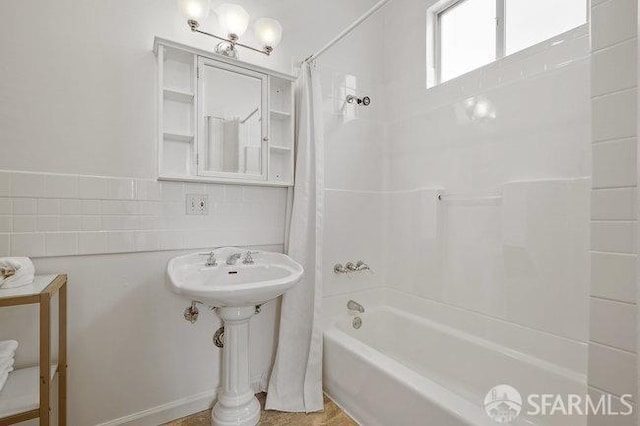 full bath with shower / bath combination with curtain
