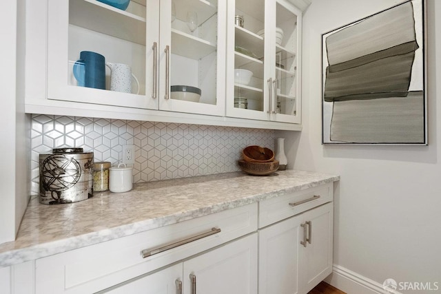 1758 Palou Ave, San Francisco, CA 94124 - bar featuring backsplash and baseboards