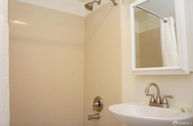 bathroom featuring sink