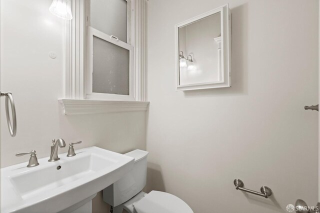 bathroom featuring toilet and sink