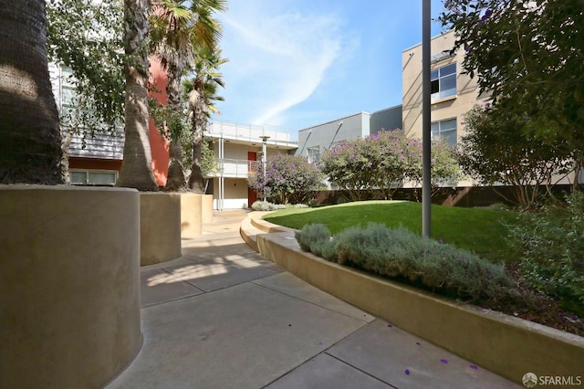 451 Kansas St Unit 428, San Francisco, CA 94107 - view of property's community featuring a lawn