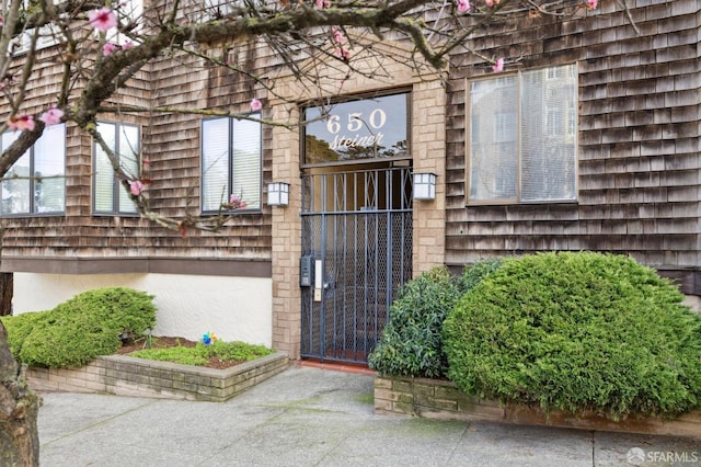 property entrance featuring a gate