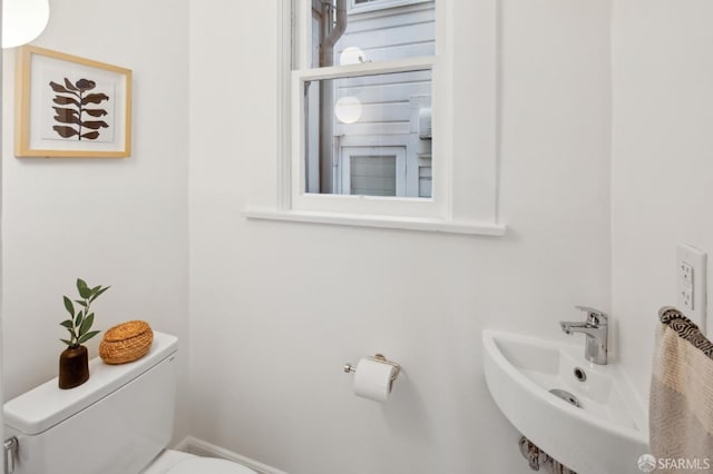 bathroom featuring toilet and sink