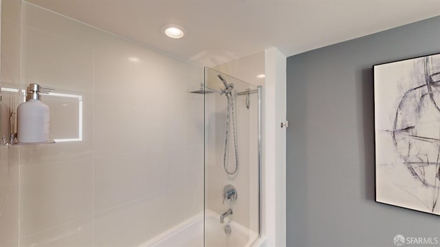 bathroom with tiled shower / bath combo