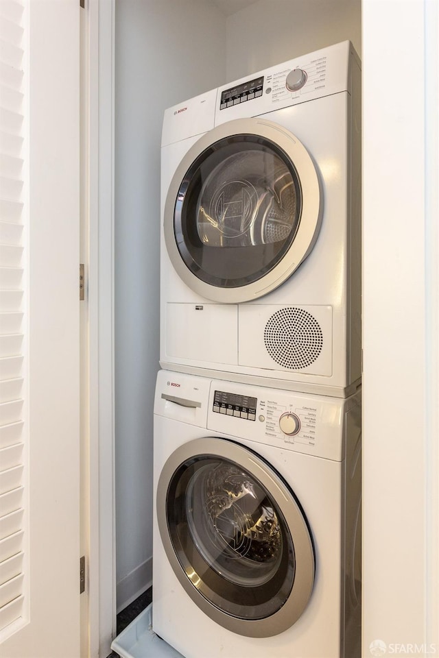 333 Beale St Unit 4E, San Francisco, CA 94105 - laundry area with stacked washer and clothes dryer