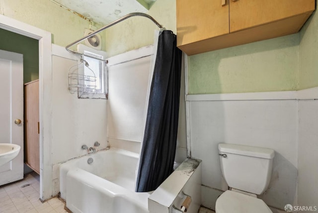 2714 Diamond St, San Francisco, CA 94131 - full bath featuring toilet, shower / tub combo with curtain, and wainscoting