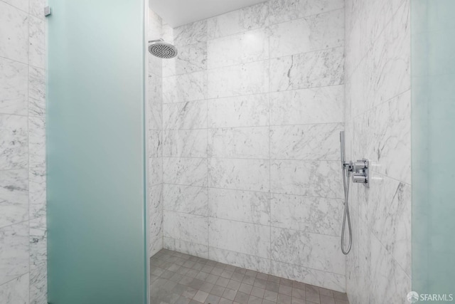 full bathroom featuring a tile shower