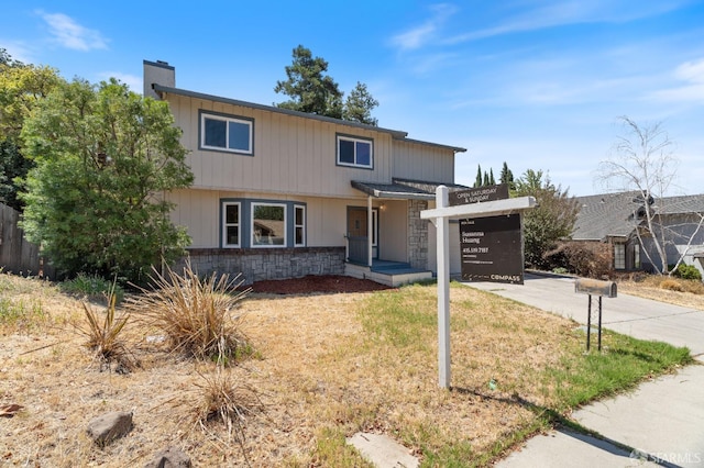 view of front of house featuring a front yard