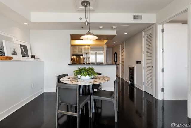 dining room with a raised ceiling, recessed lighting, baseboards, and wine cooler