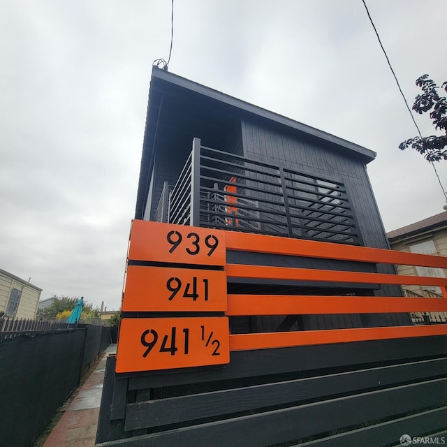 939-9411/2 26th St, Oakland, CA 94601 - details featuring fence