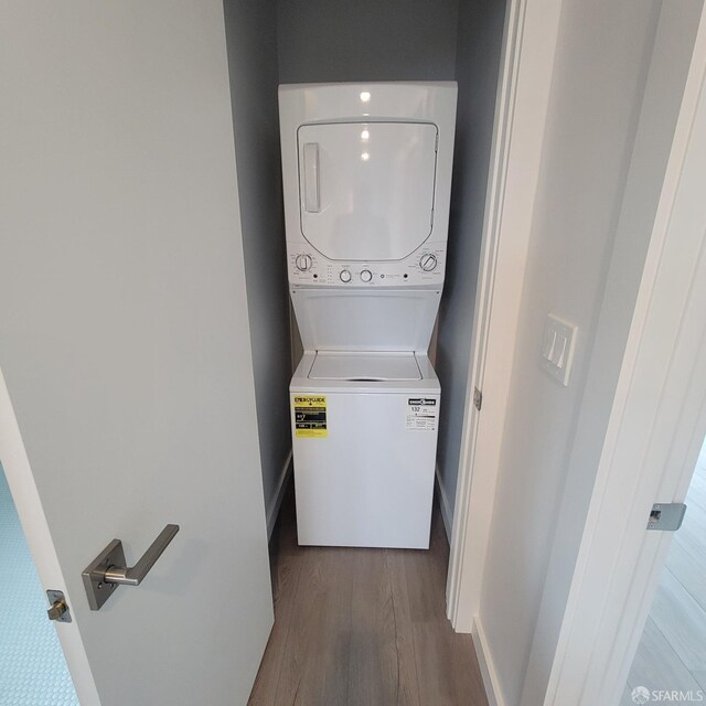 939-9411/2 26th St, Oakland, CA 94601 - washroom with baseboards, wood finished floors, laundry area, and stacked washer / drying machine