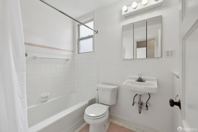 bathroom with toilet, tile patterned flooring, baseboards, and shower / tub combo with curtain