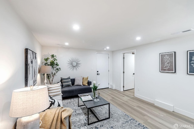 living area featuring visible vents, recessed lighting, light wood finished floors, and baseboards