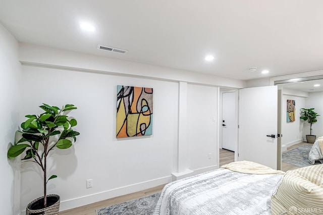 bedroom featuring visible vents, recessed lighting, light wood-style floors, and baseboards