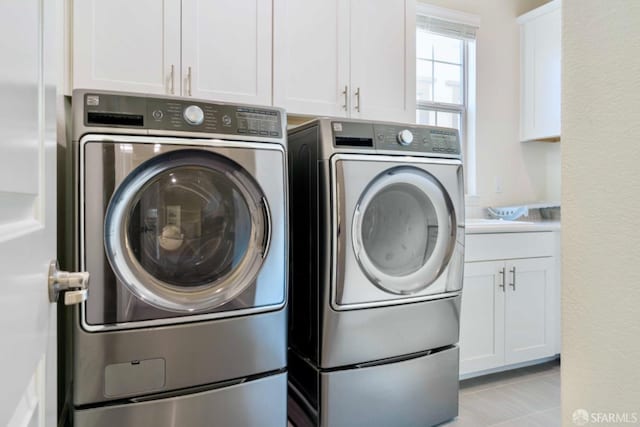 laundry room with cabinets and independent washer and dryer