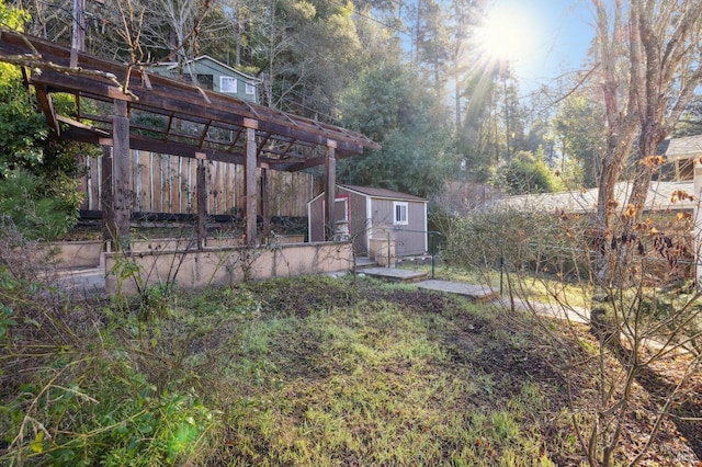 view of yard featuring an outdoor structure