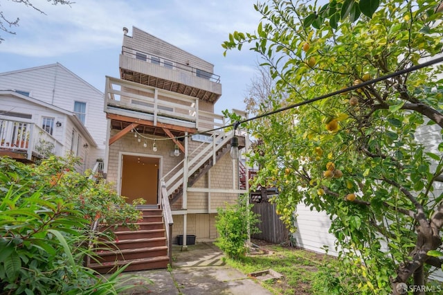 view of front of property featuring entry steps and fence