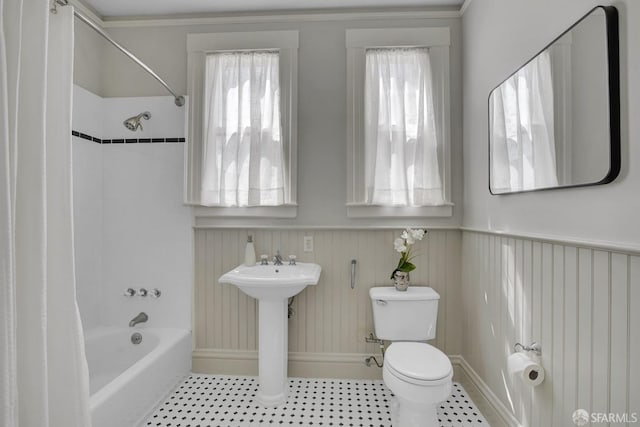 bathroom featuring ornamental molding, shower / bath combo, plenty of natural light, and toilet