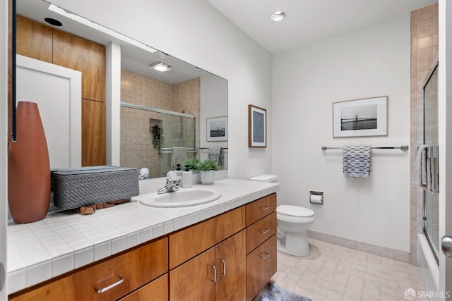 full bath featuring toilet, recessed lighting, vanity, baseboards, and a tile shower