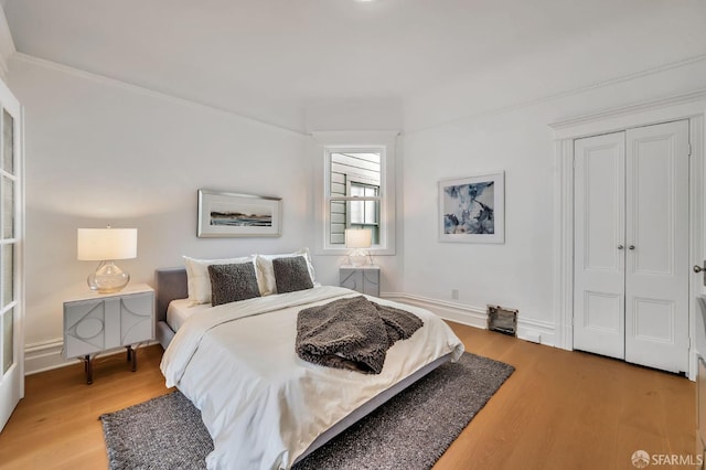 289 Church St, San Francisco, CA 94114 - bedroom featuring light wood-type flooring and crown molding