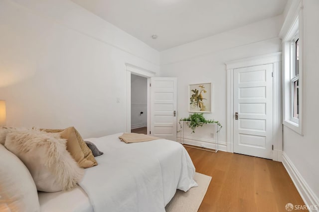 289 Church St, San Francisco, CA 94114 - bedroom featuring light wood finished floors and multiple windows